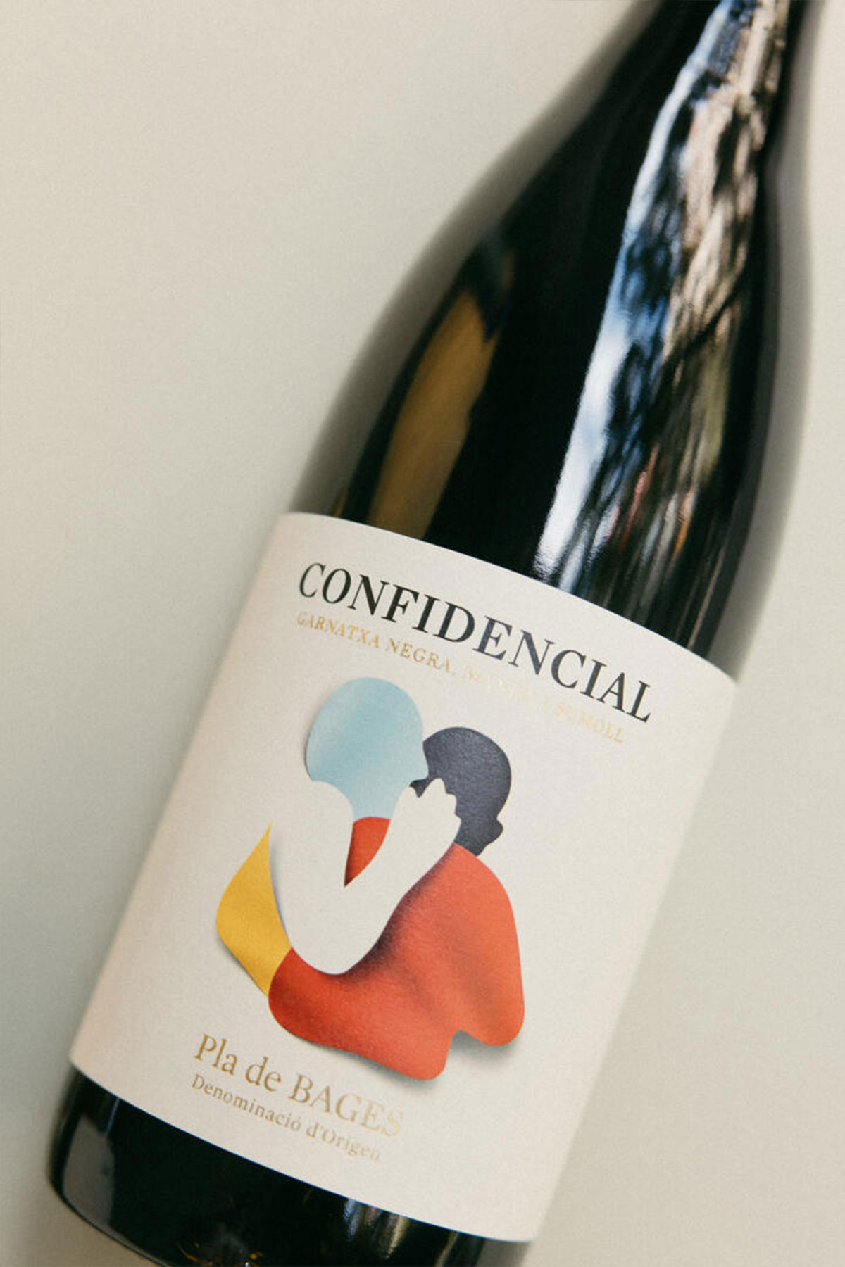 CONFIDENCIAL现代酒标风格
