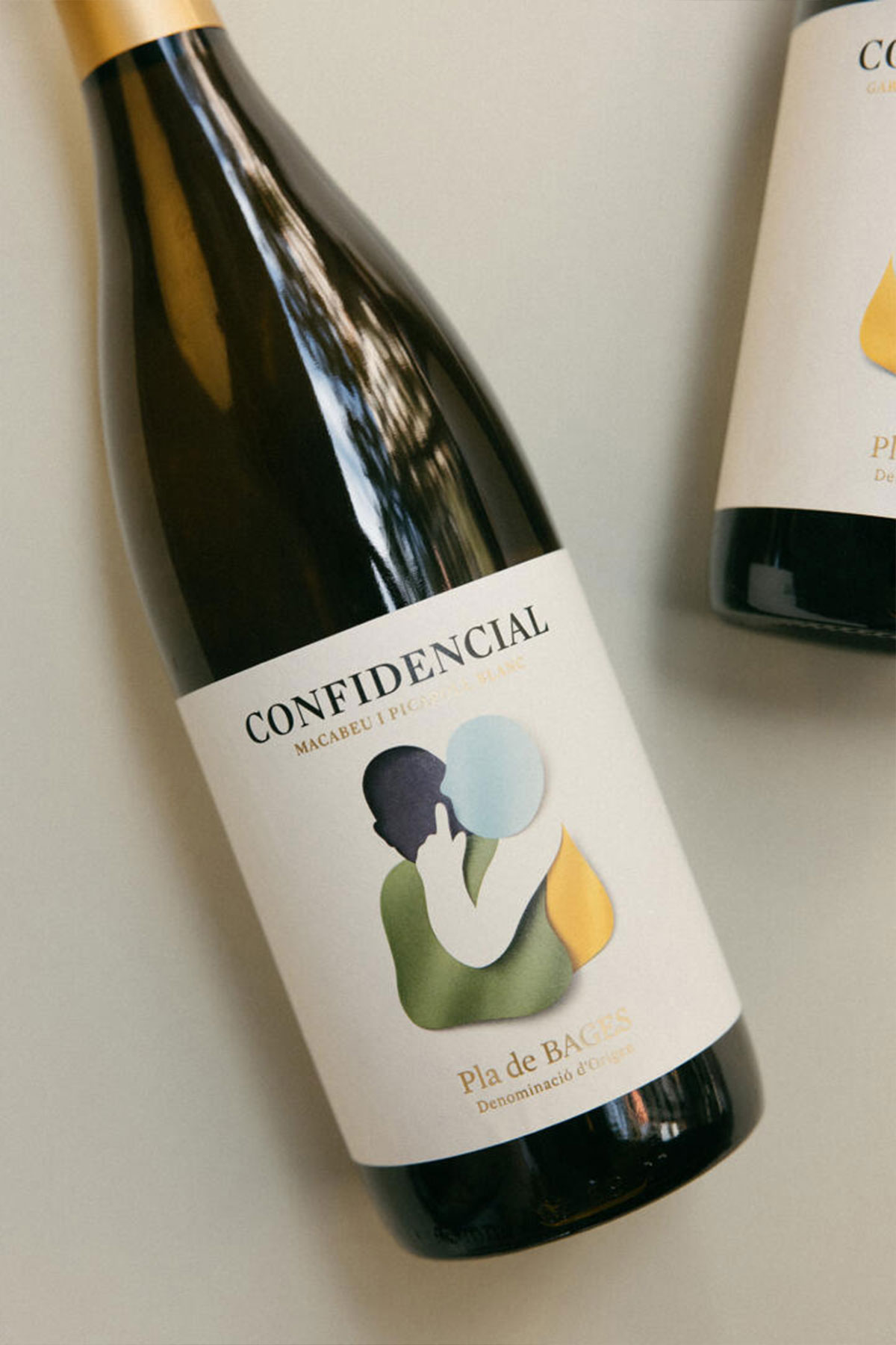 CONFIDENCIAL现代酒标风格