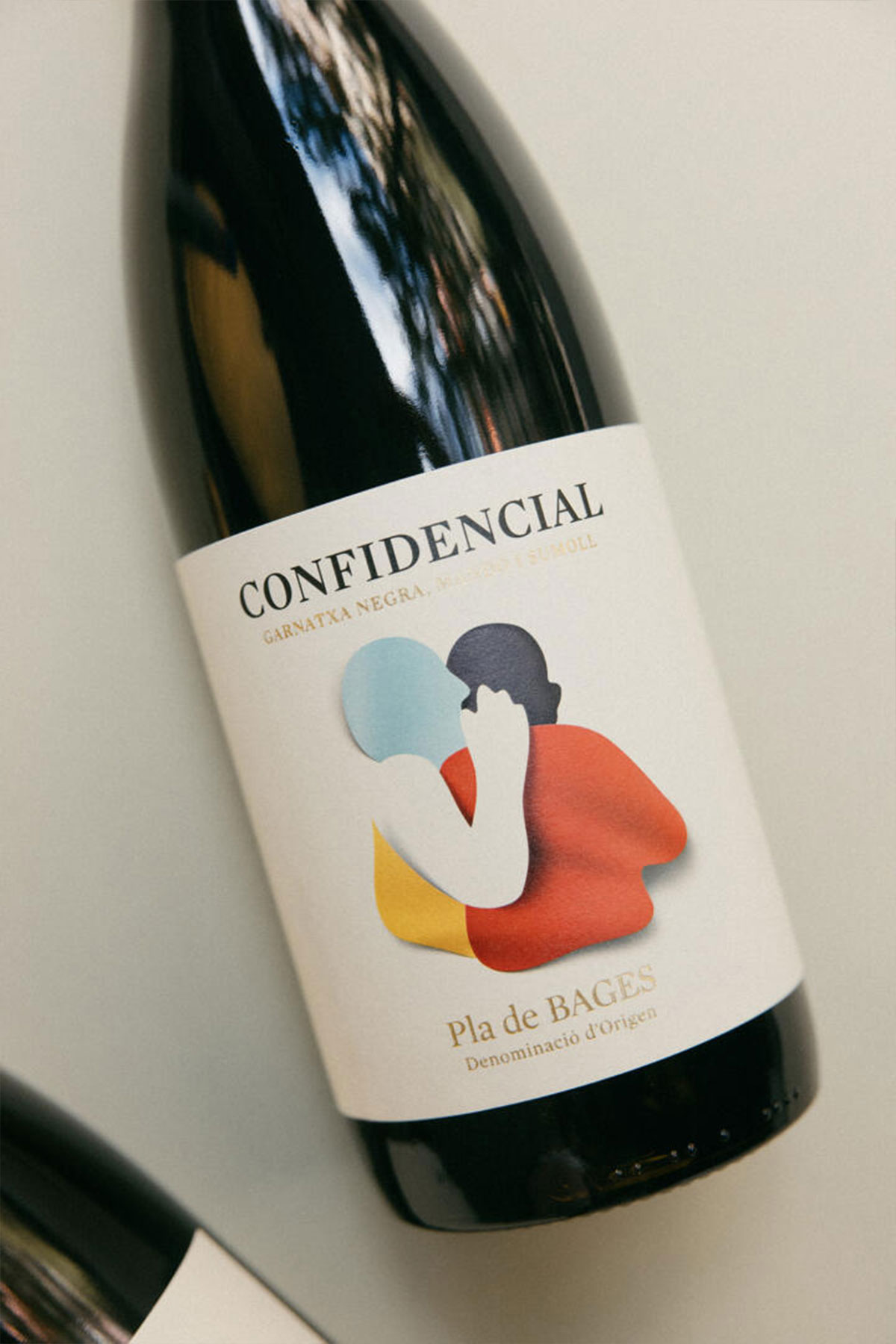 CONFIDENCIAL现代酒标风格
