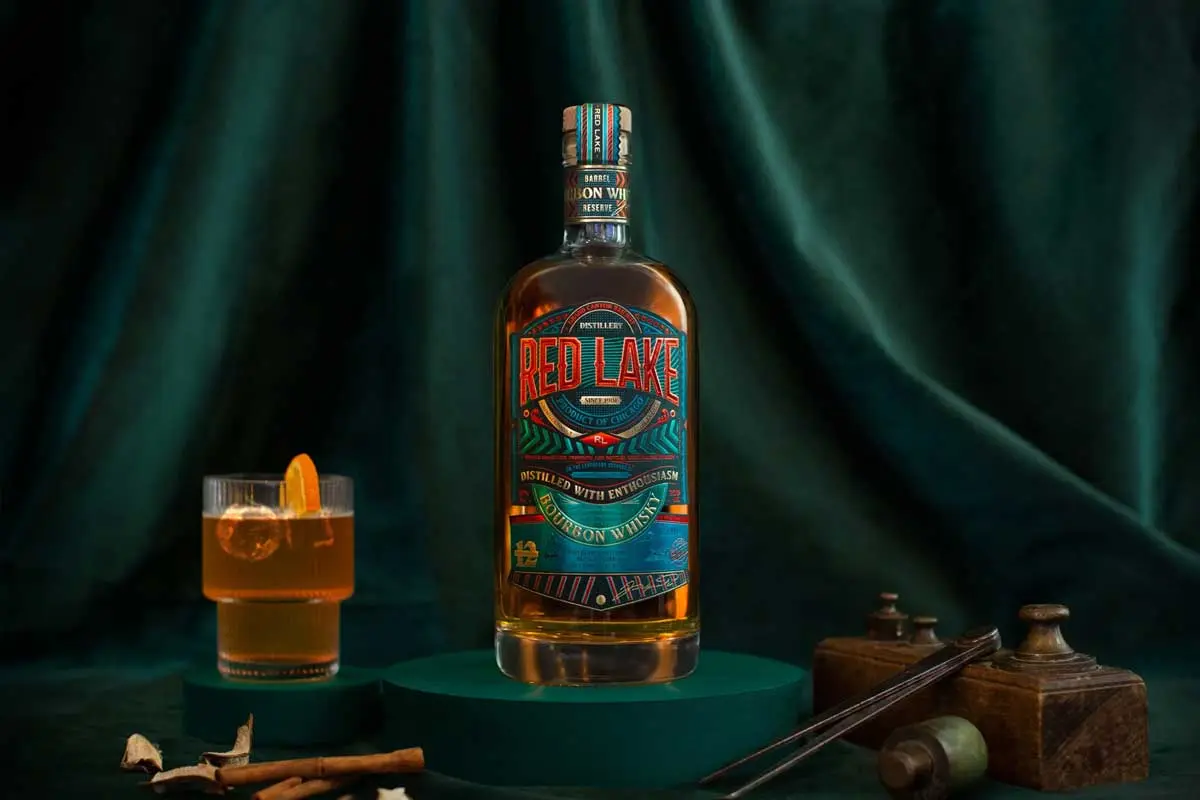 复古霓虹包装设计 RED LAKE威士忌包装设计