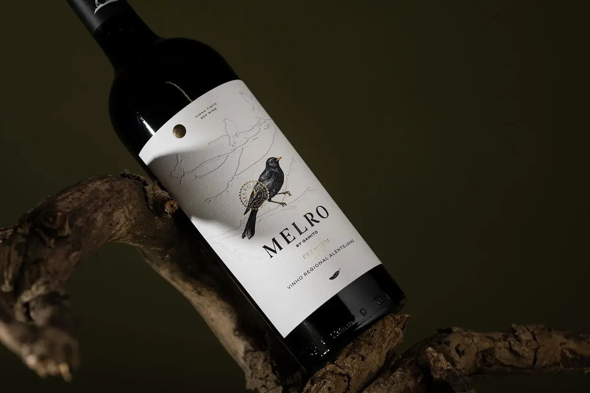 黑鸟主题酒标包装设计