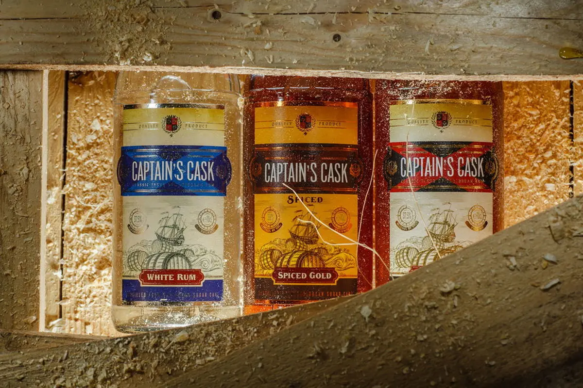 朗姆玻璃瓶罐包装设计 Captain’s Cask朗姆酒包装设计